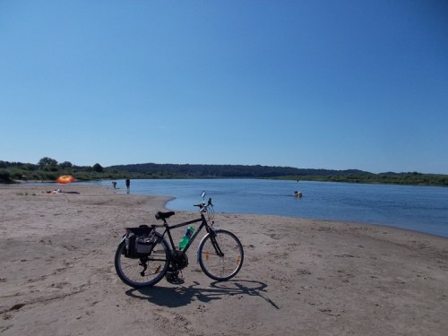 Dzika plaża na rzeką Niemen. Na drugim brzegu Litwa, ale można pływać i plażować, nie wolno tylko wyjść na drugim brzegu.