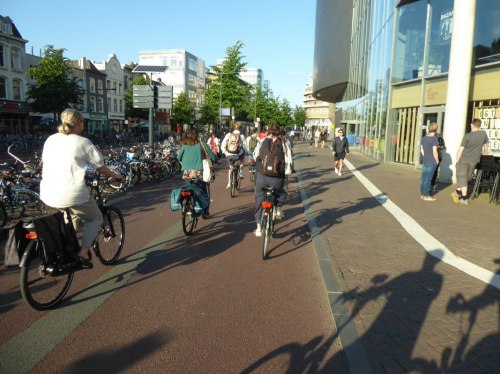 Główna ulica miasta. Po obu stronach dwukierunkowe drogi rowerowe, po jezdni może się poruszać komunikacja miejska i pojazdy uprzywilejowane.