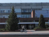 rowerzysta na tle wydzialu chemii UMK w Toruniu